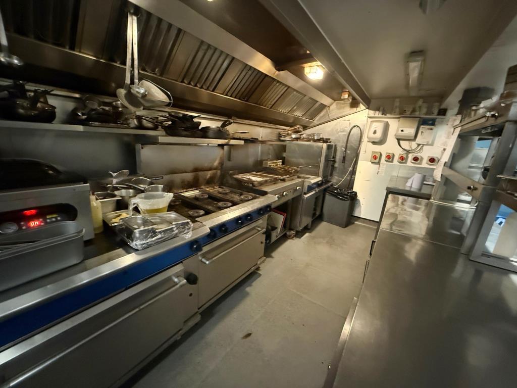 Lot: 70 - RESTAURANT IN MARINA LOCATION WITH POTENTIAL - Commercial Kitchen
